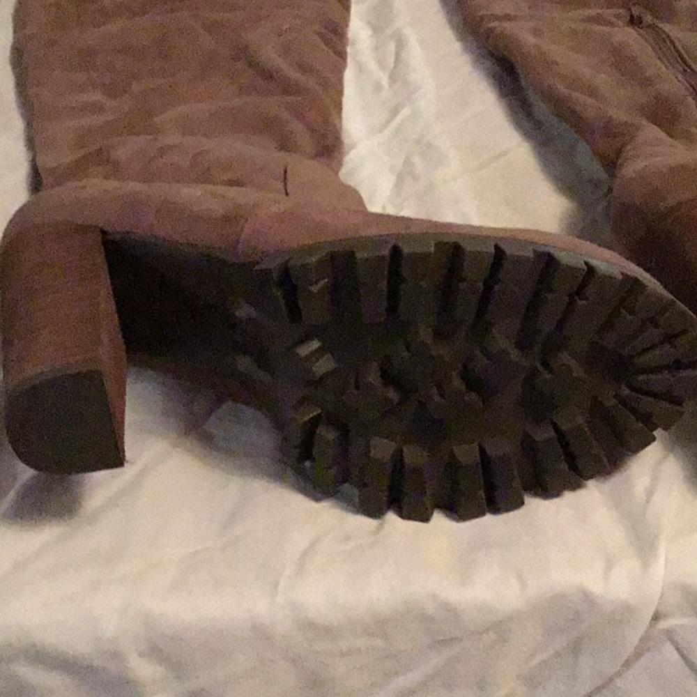 Heeled brown boots